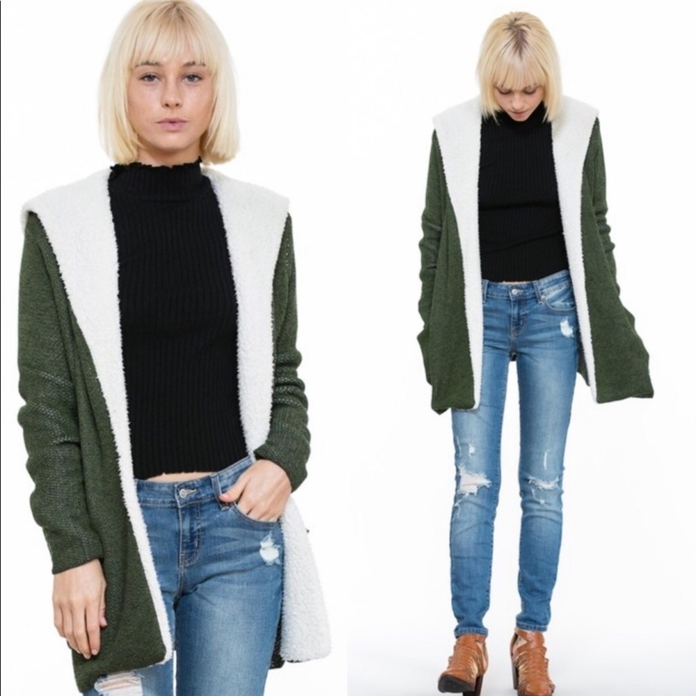 Cozy hooded Sherpa w/pockets !